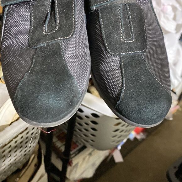 Munro Joliet black fabric/suede strap sneakers. Shock absorbing heel. Size 9 N.